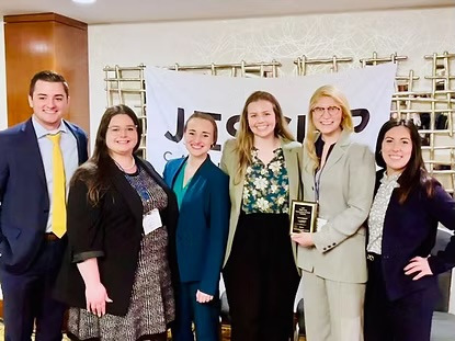 Estudiantes de la abogada Katie reciben un premio